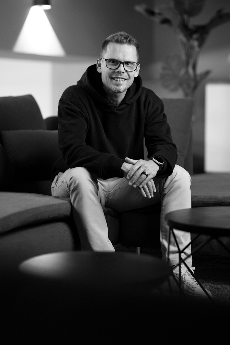 Portrait lounge (black & white) – Sasha Justmann